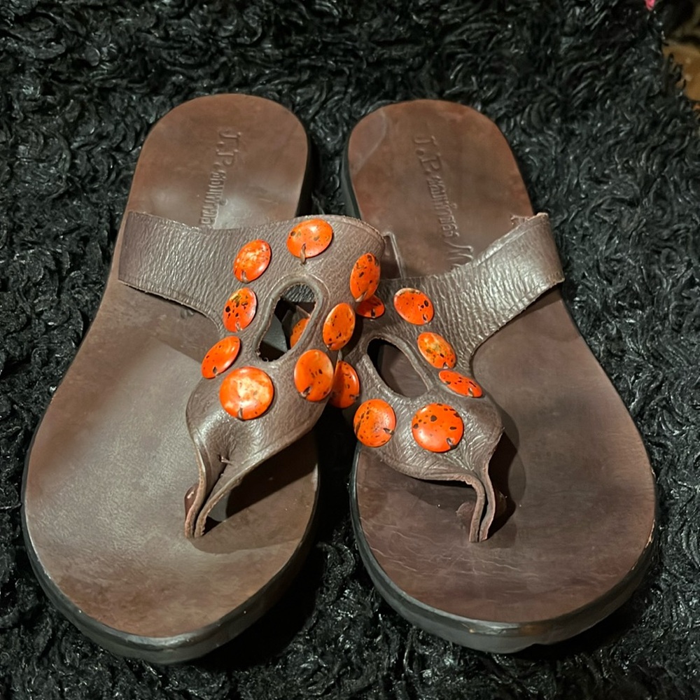 NWOT- J.P. & MATTIE COFFEE/ SCARLET LEATHER THONG SANDALS. (SZ.8)
